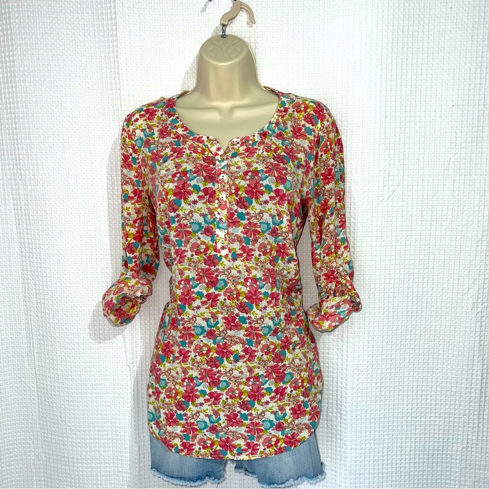 Boutique XXI pink floral 3/4 sleeve blouse, size small, button down collar